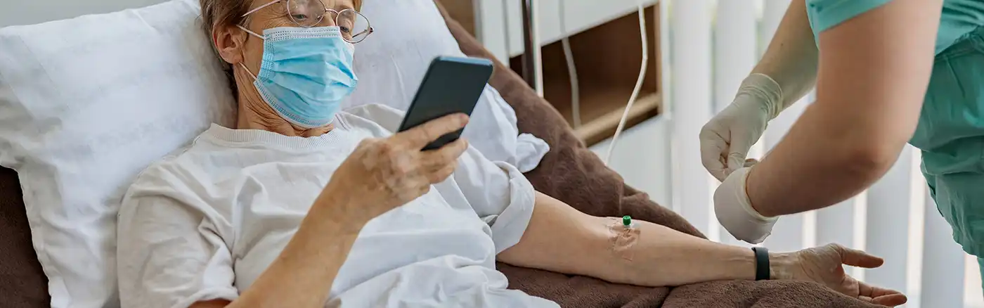 Pflegekraft verabreicht Infusion bei Patientin zu Hause – außerklinische Intensivpflege erbu Hamm.
