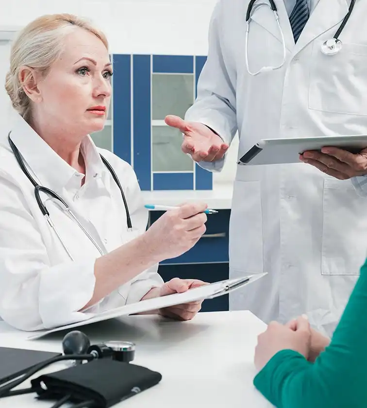 Ärzte besprechen Entlassungsplanung mit Patientin – erbu übernimmt die Koordination für den Übergang nach Hause in Hamm.
