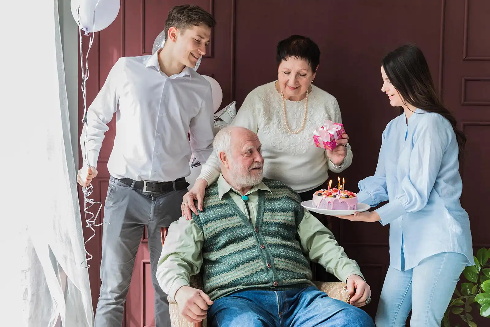 Familie feiert gemeinsam zu Hause nach der Klinikentlassung – erbu ermöglicht die sichere Rückkehr nach Hause in Hamm.