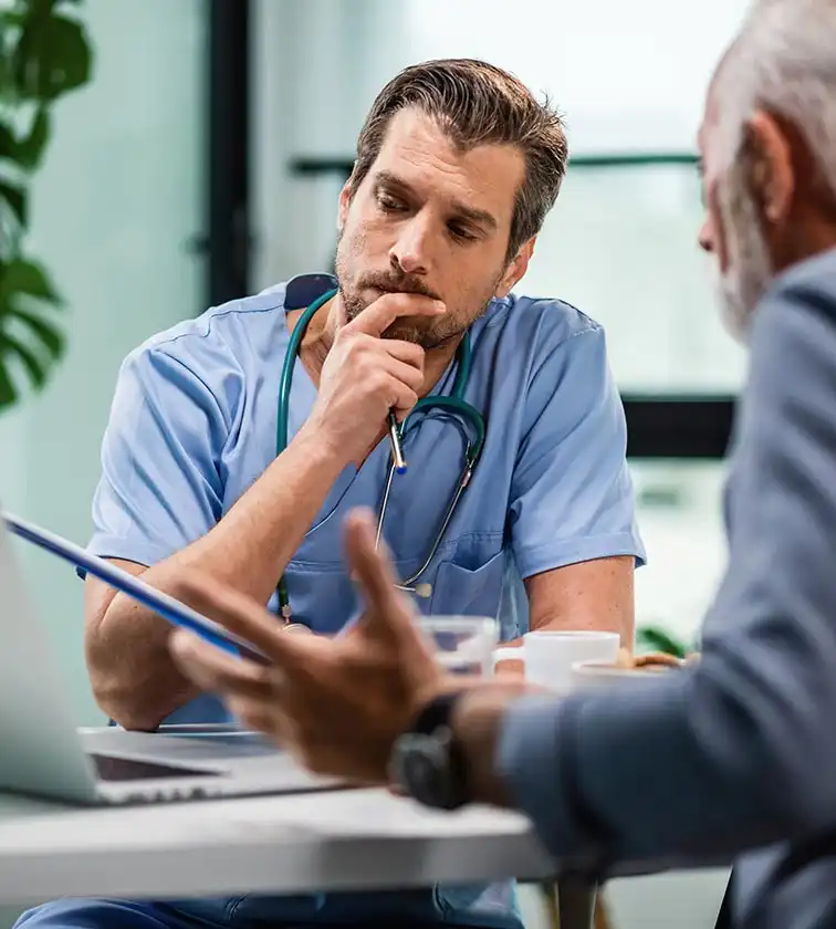 Arzt im Gespräch zur Entlassungsplanung – erbu koordiniert das Überleitungsmanagement mit Klinik und Sozialdienst.